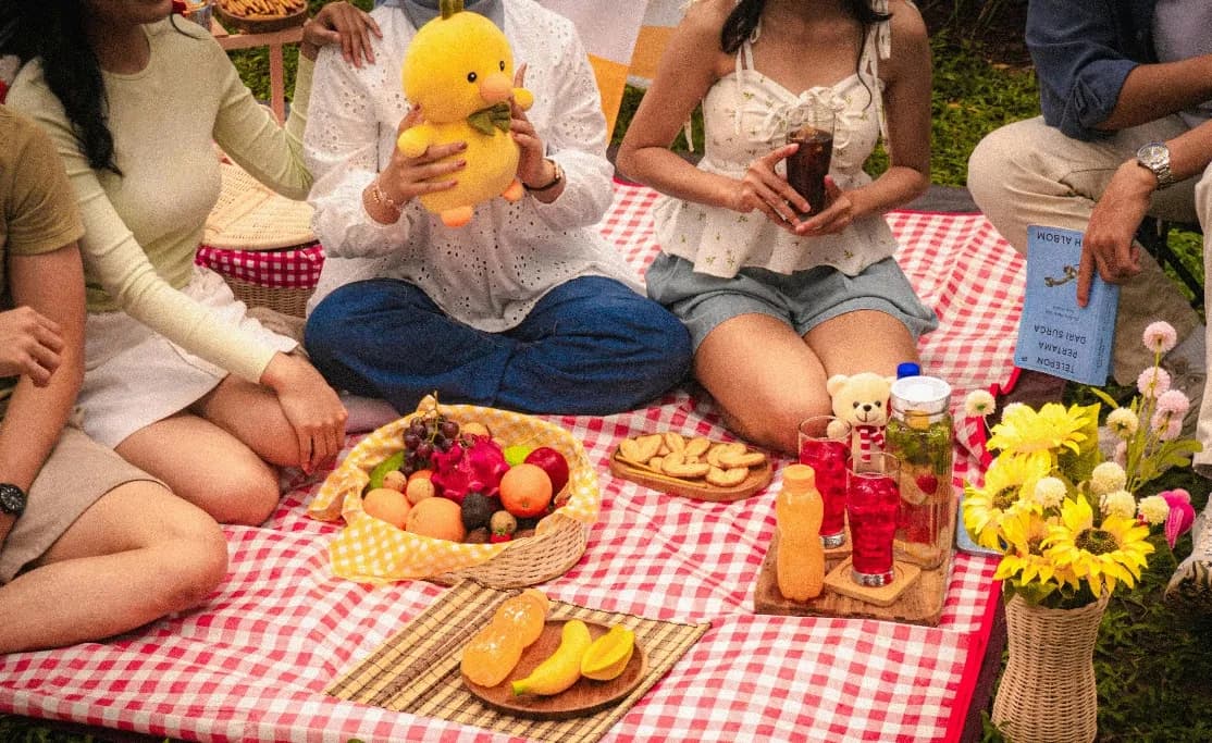 Why summer dating is better with friends
